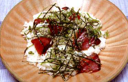 カツオの手こねずしとキュウリとベーコンのいため物