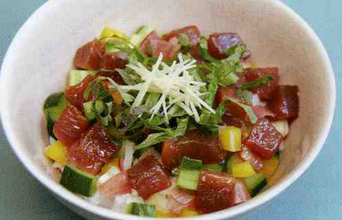 カツオの彩り丼と新野菜のみそスープ