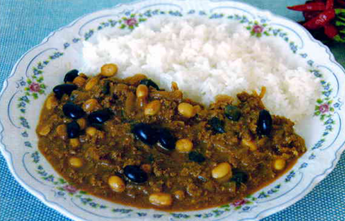 豆のカレーとピリ辛ピクルス