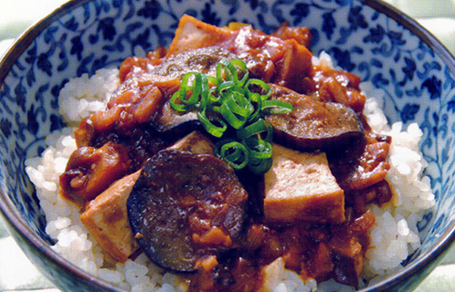 ナスと厚揚げの丼とモズクの梅香スープ