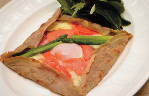 アスパラガスとスモークサーモンのガレットと季節のカレーツガレット・アスクリーム添え