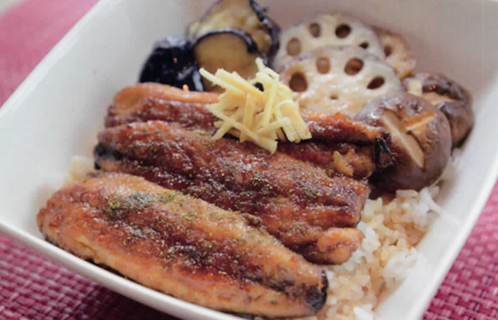 イワシのかば焼きごはん・焼き野菜添えと梨とハクサイのサラダ