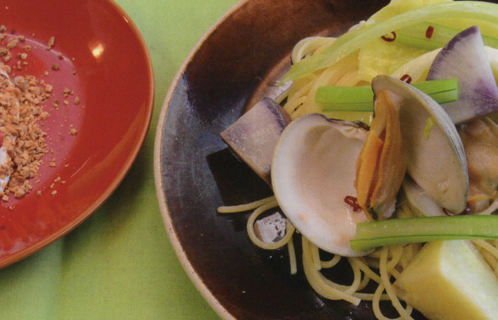 春キャベツのペペロンチーノとイチゴに豆腐ソース