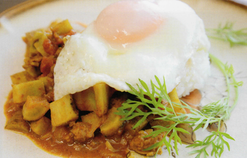 ゴボウとレンコンのキーマカレーとカツオのサラダ仕立て
