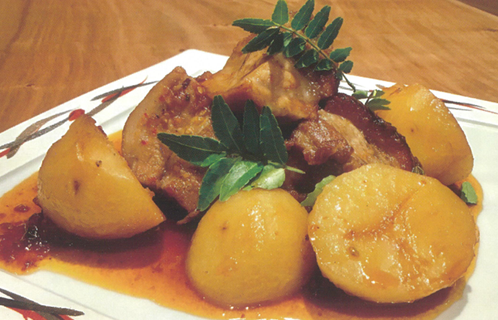 豚ばら肉とジャガイモの辛煮込みと水ナスとフルーツトマトのマリネ