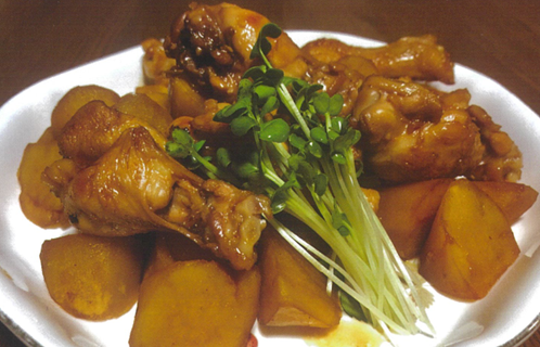 手羽元とサツマイモの甘辛煮とキュウリの辛味炒め