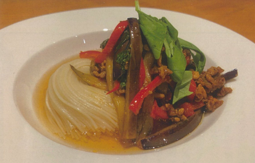 ガパオ風そうめんとアユとスイカのハーブ焼き