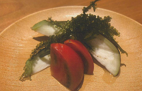 水ナスと海ぶどうのサラダとカリフローレのチーズフリット